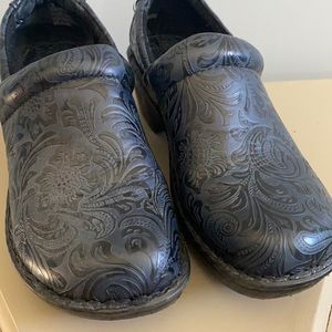 b.o.c. Blue/Black Clogs EUC